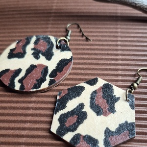 Aszimmetrikus párducmintás nagy  fa fülbevaló - ékszer - fülbevaló - lógó fülbevaló - Meska.hu