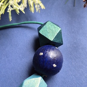 Kék-sárga geometriai fa bogyós nyaklánc  - ékszer - nyaklánc - bogyós nyaklánc - Meska.hu