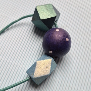 Kék-sárga geometriai fa bogyós nyaklánc  - ékszer - nyaklánc - bogyós nyaklánc - Meska.hu