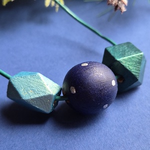 Kék-sárga geometriai fa bogyós nyaklánc , Ékszer, Nyaklánc, Bogyós nyaklánc, Festett tárgyak, Ékszerkészítés, MESKA