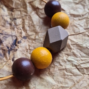 Barna és sárga fa bogyós nyaklánc - ékszer - nyaklánc - bogyós nyaklánc - Meska.hu