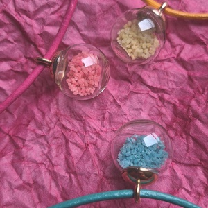 Foszforeszkáló üvveggömb nyakláncok - ékszer - nyaklánc - medálos nyaklánc - Meska.hu