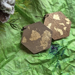 Absztrakt nagy alakú barna-arany fa fülbevaló - ékszer - fülbevaló - lógó fülbevaló - Meska.hu