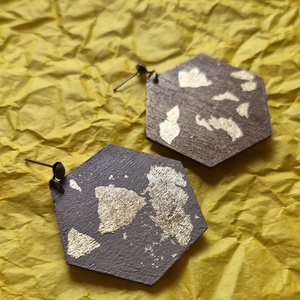 Absztrakt nagy alakú barna-arany fa fülbevaló - ékszer - fülbevaló - lógó fülbevaló - Meska.hu