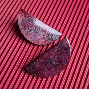 Bedugós piros félkör fa fülbevaló, Ékszer, Fülbevaló, Lógó fülbevaló, Ékszerkészítés, Famegmunkálás, MESKA