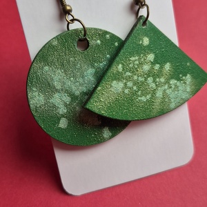 Zöld lógós aszimmetrikus fa fülbevaló, Ékszer, Fülbevaló, Lógó fülbevaló, Ékszerkészítés, Famegmunkálás, MESKA