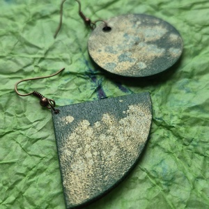 Zöld lógós aszimmetrikus fa fülbevaló - ékszer - fülbevaló - lógó fülbevaló - Meska.hu