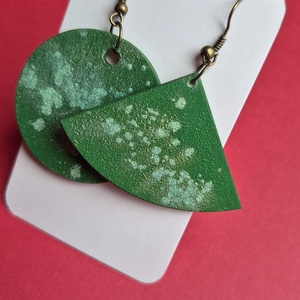 Zöld lógós aszimmetrikus fa fülbevaló - ékszer - fülbevaló - lógó fülbevaló - Meska.hu
