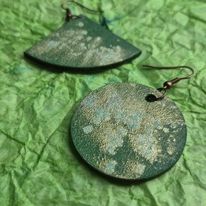 Zöld lógós aszimmetrikus fa fülbevaló - ékszer - fülbevaló - lógó fülbevaló - Meska.hu