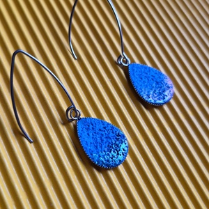 Nikkelmentes lógós csepp gyurma fülbevaló - ékszer - fülbevaló - lógó fülbevaló - Meska.hu