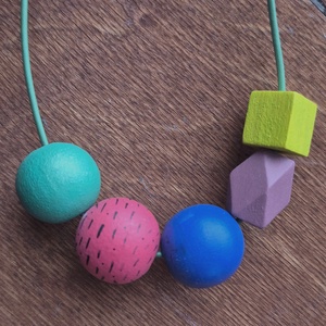 Színes fa golyós nyaklánc - ékszer - nyaklánc - bogyós nyaklánc - Meska.hu