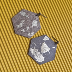 Absztrakt nagy alakú barna-arany fa fülbevaló - ékszer - fülbevaló - lógó fülbevaló - Meska.hu