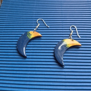 Kék hold alakú lógós fa fülbevaló - ékszer - fülbevaló - lógó fülbevaló - Meska.hu