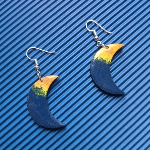 Kék hold alakú lógós fa fülbevaló - ékszer - fülbevaló - lógó fülbevaló - Meska.hu