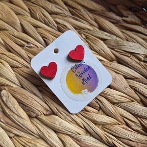 Piros szív alakú zöld fa bedugós fülbevaló , Ékszer, Fülbevaló, Pötty fülbevaló, Ékszerkészítés, Famegmunkálás, MESKA