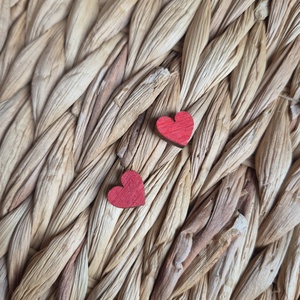 Piros szív alakú zöld fa bedugós fülbevaló  - ékszer - fülbevaló - pötty fülbevaló - Meska.hu