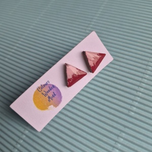 Piros háromszög alakú fa bedugós fülbevaló  - ékszer - fülbevaló - pötty fülbevaló - Meska.hu