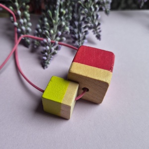 Lime zöld és fukszia pink csíkos fa kocka nyaklánc , Ékszer, Nyaklánc, Bogyós nyaklánc, Festett tárgyak, Ékszerkészítés, MESKA