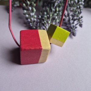 Lime zöld és fukszia pink csíkos fa kocka nyaklánc  - ékszer - nyaklánc - bogyós nyaklánc - Meska.hu