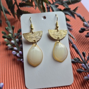 Opálos fehér színű fém lógós fülbevaló , Ékszer, Fülbevaló, Lógó fülbevaló, Ékszerkészítés, MESKA