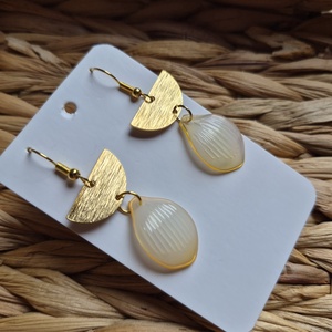 Opálos fehér színű fém lógós fülbevaló  - ékszer - fülbevaló - lógó fülbevaló - Meska.hu