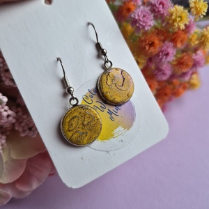 Aszimmetrikus sárga gyurma fülbevaló  - ékszer - fülbevaló - pötty fülbevaló - Meska.hu