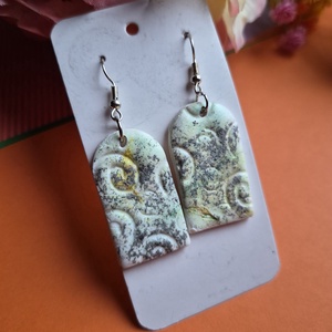 Fehér antik hatású gyurma fülbevaló , Ékszer, Fülbevaló, Lógó fülbevaló, Ékszerkészítés, MESKA