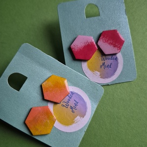 Hatszögű színes fa bedugós fülbevaló  - ékszer - fülbevaló - pötty fülbevaló - Meska.hu