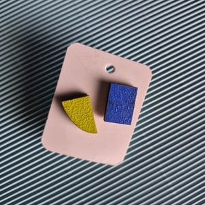 Kék-lime nikkelmentes aszimmetrikus fa bedugós fülbevaló  - ékszer - fülbevaló - pötty fülbevaló - Meska.hu