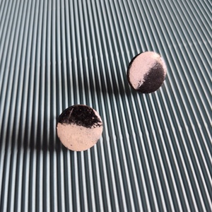 Fekete-fehér nikkelmentes fa bedugós fülbevaló , Ékszer, Fülbevaló, Pötty fülbevaló, Ékszerkészítés, Famegmunkálás, MESKA