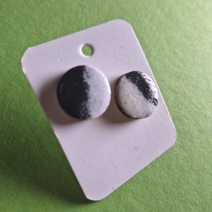 Fekete-fehér nikkelmentes fa bedugós fülbevaló  - ékszer - fülbevaló - pötty fülbevaló - Meska.hu