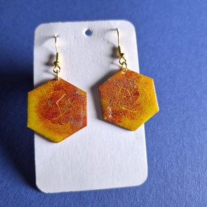 Barnás narancs színű hatszög alakú fa fülbevaló - ékszer - fülbevaló - lógó fülbevaló - Meska.hu