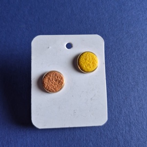 Kerek bedugós barna-sárga aszimmetrikus gyurma fülbevaló, Ékszer, Fülbevaló, Pötty fülbevaló, Ékszerkészítés, MESKA