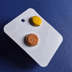 Kerek bedugós barna-sárga aszimmetrikus gyurma fülbevaló - ékszer - fülbevaló - pötty fülbevaló - Meska.hu