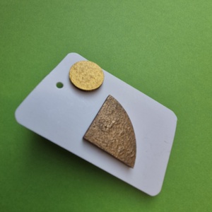 Aszimmetrikus barna-arany fa bedugós fülbevaló  - ékszer - fülbevaló - pötty fülbevaló - Meska.hu