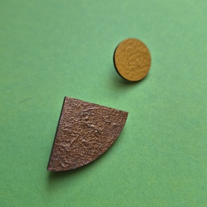 Aszimmetrikus barna-arany fa bedugós fülbevaló , Ékszer, Fülbevaló, Pötty fülbevaló, Ékszerkészítés, Famegmunkálás, MESKA