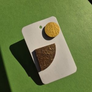 Aszimmetrikus barna-arany fa bedugós fülbevaló  - ékszer - fülbevaló - pötty fülbevaló - Meska.hu