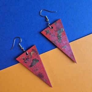 Piros lógós háromszög fa fülbevaló, Ékszer, Fülbevaló, Lógó fülbevaló, Ékszerkészítés, Festett tárgyak, MESKA