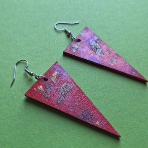 Piros lógós háromszög fa fülbevaló - ékszer - fülbevaló - lógó fülbevaló - Meska.hu