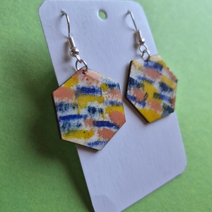 Színes lógós hatszög fa fülbevaló - ékszer - fülbevaló - lógó fülbevaló - Meska.hu