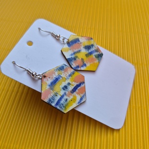 Színes lógós hatszög fa fülbevaló - ékszer - fülbevaló - lógó fülbevaló - Meska.hu