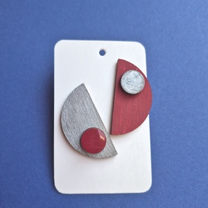 Piros-ezüst félkör aszimmetrikus fa fülbevaló, Ékszer, Fülbevaló, Lógó fülbevaló, Ékszerkészítés, Festett tárgyak, MESKA