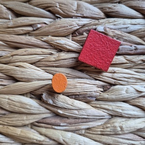 Narancs-piros aszimmetrikus fa bedugós fülbevaló  - ékszer - fülbevaló - pötty fülbevaló - Meska.hu