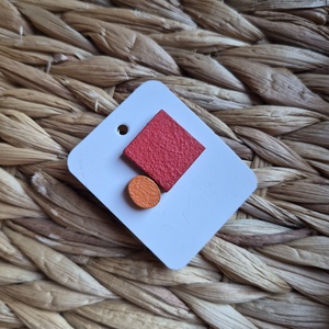 Narancs-piros aszimmetrikus fa bedugós fülbevaló , Ékszer, Fülbevaló, Pötty fülbevaló, Ékszerkészítés, Famegmunkálás, MESKA