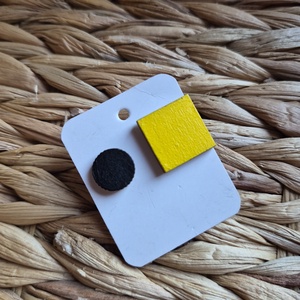 Fekete-sárga aszimmetrikus fa bedugós fülbevaló , Ékszer, Fülbevaló, Pötty fülbevaló, Ékszerkészítés, Famegmunkálás, MESKA