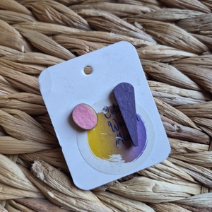 Rózsaszín-lila aszimmetrikus fa bedugós fülbevaló , Ékszer, Fülbevaló, Pötty fülbevaló, Ékszerkészítés, Famegmunkálás, MESKA