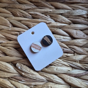 Fekete-fehér aszimmetrikus fa bedugós fülbevaló , Ékszer, Fülbevaló, Pötty fülbevaló, Ékszerkészítés, Famegmunkálás, MESKA