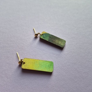 Zöld-sárga lógós aszimmetrikus fa fülbevaló - ékszer - fülbevaló - lógó fülbevaló - Meska.hu