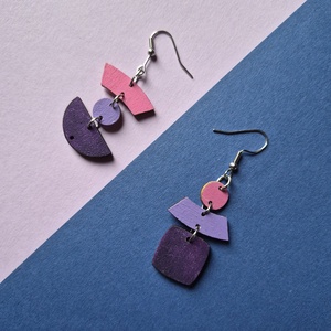 Aszimmetrikus nikkelmentes lila-rózsaszín lógós fa fülbevaló, Ékszer, Fülbevaló, Lógó fülbevaló, Ékszerkészítés, Festett tárgyak, MESKA