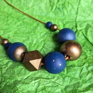 Kék-réz fa bogyós nyaklánc , Ékszer, Nyaklánc, Bogyós nyaklánc, Festett tárgyak, Ékszerkészítés, MESKA